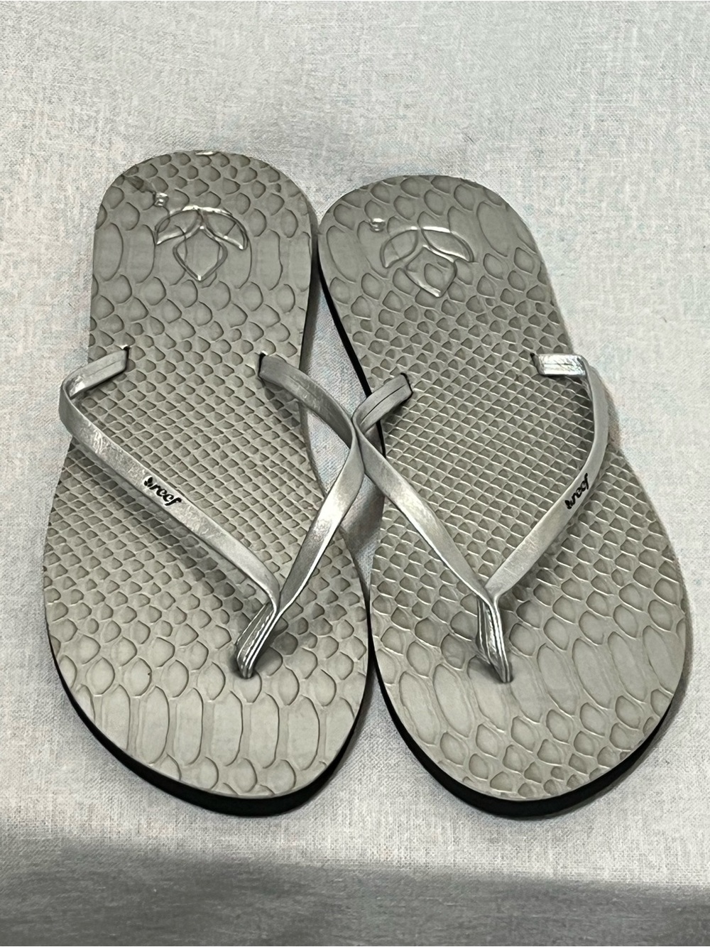 Reef Silver Faux Snakeskin Flip Flop Sandals Women’s Size 8 Beach Pool Resort
